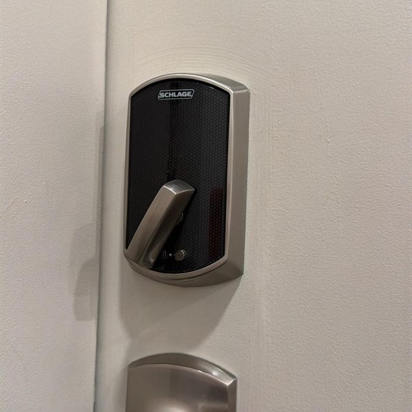 Electronic access control lock with lever handle on an interior door
